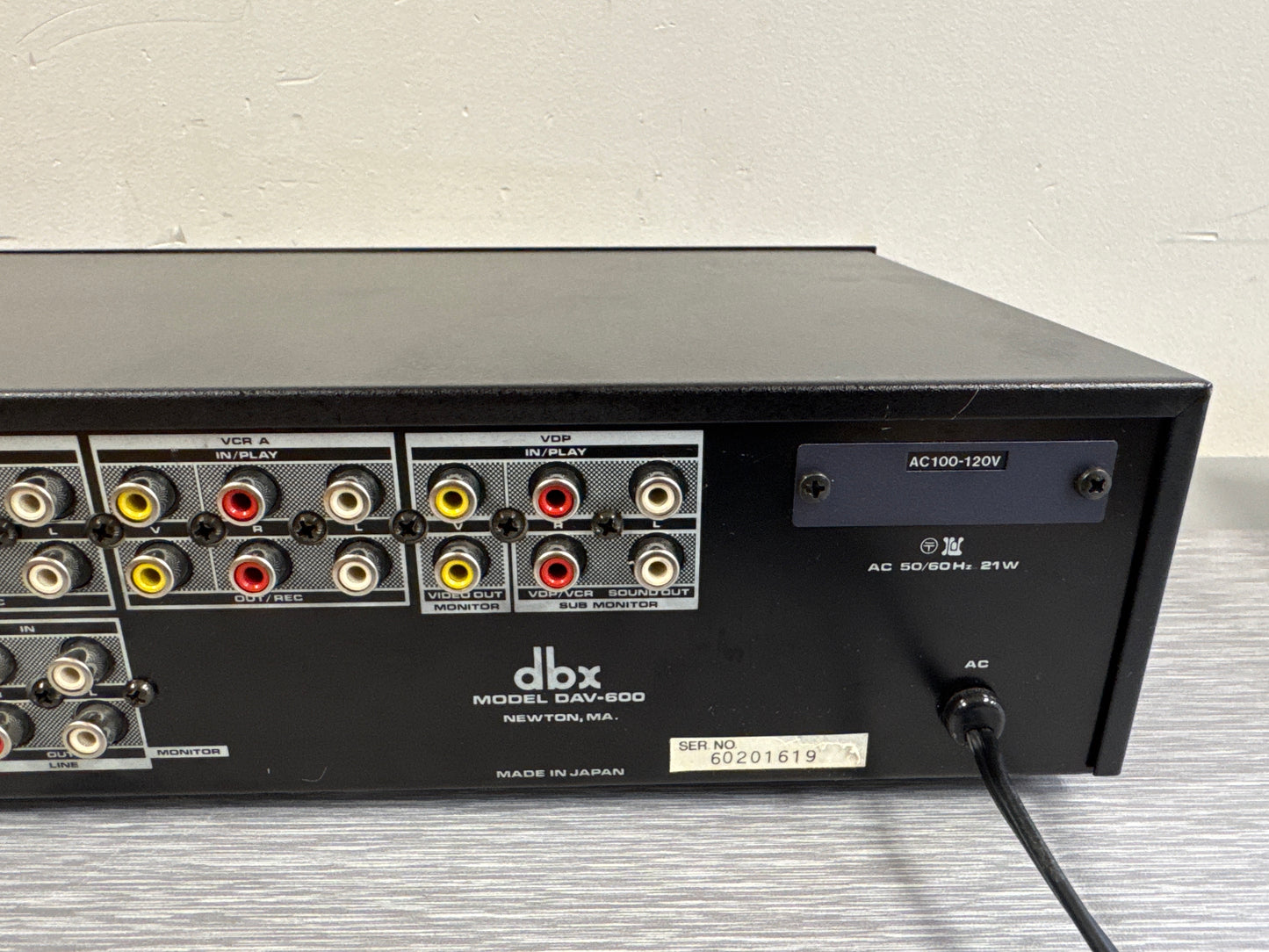 DBX Model DAV-600 Audio/Video Program Route Selector