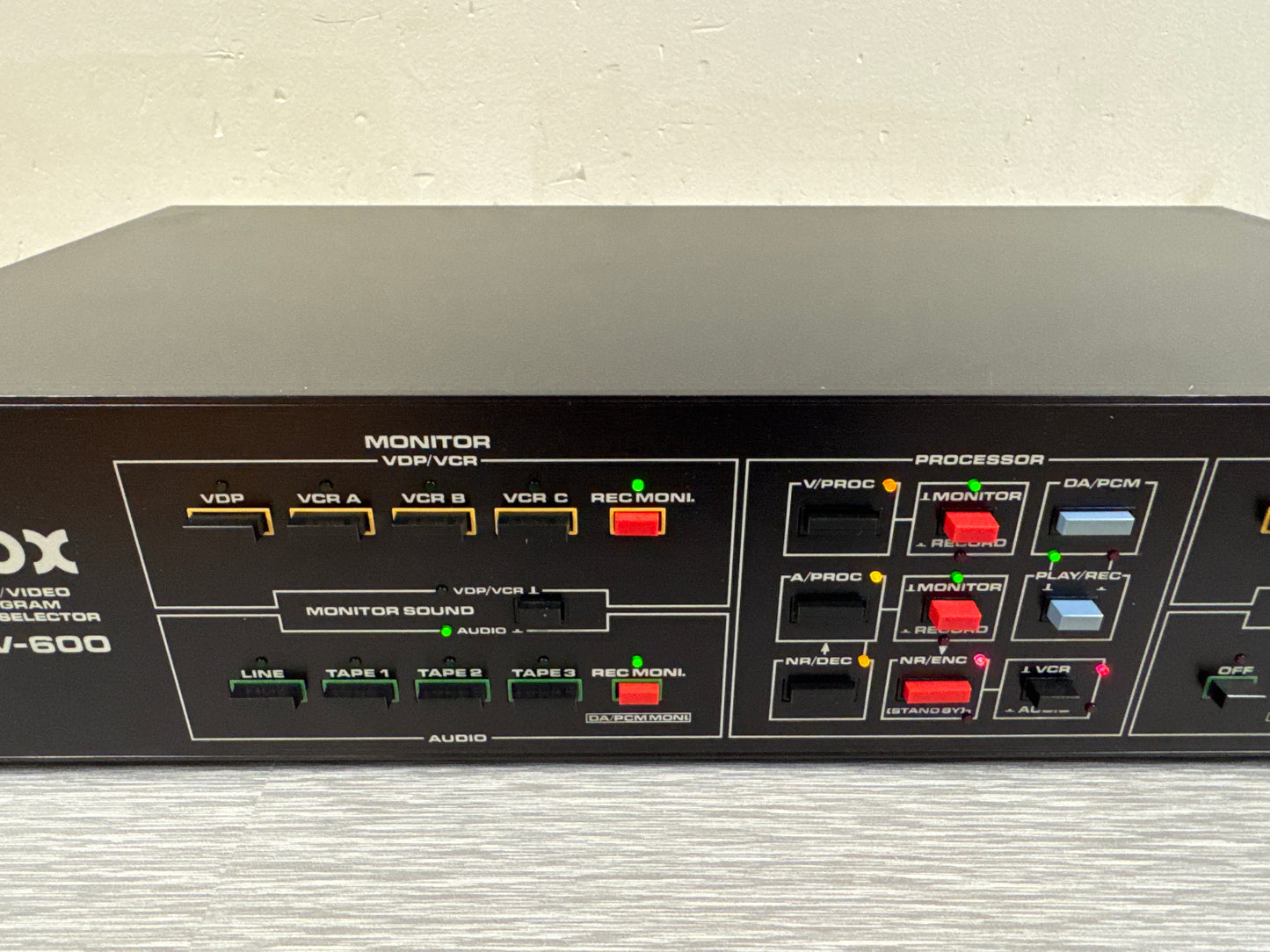 DBX Model DAV-600 Audio/Video Program Route Selector