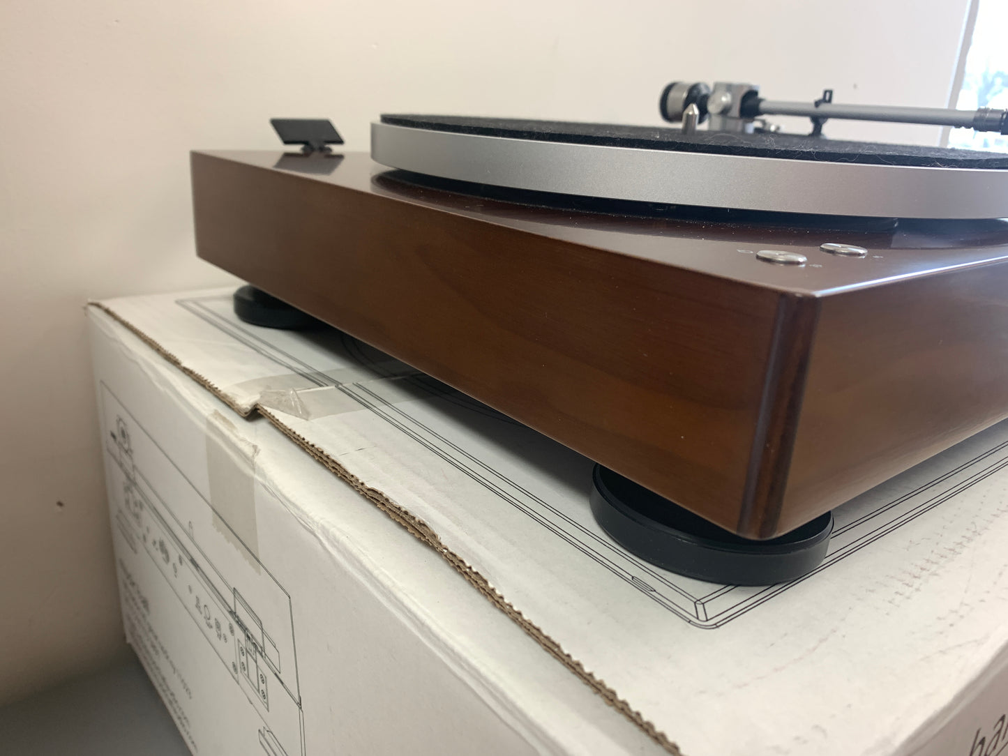 Music Hall Classic Turntable * box