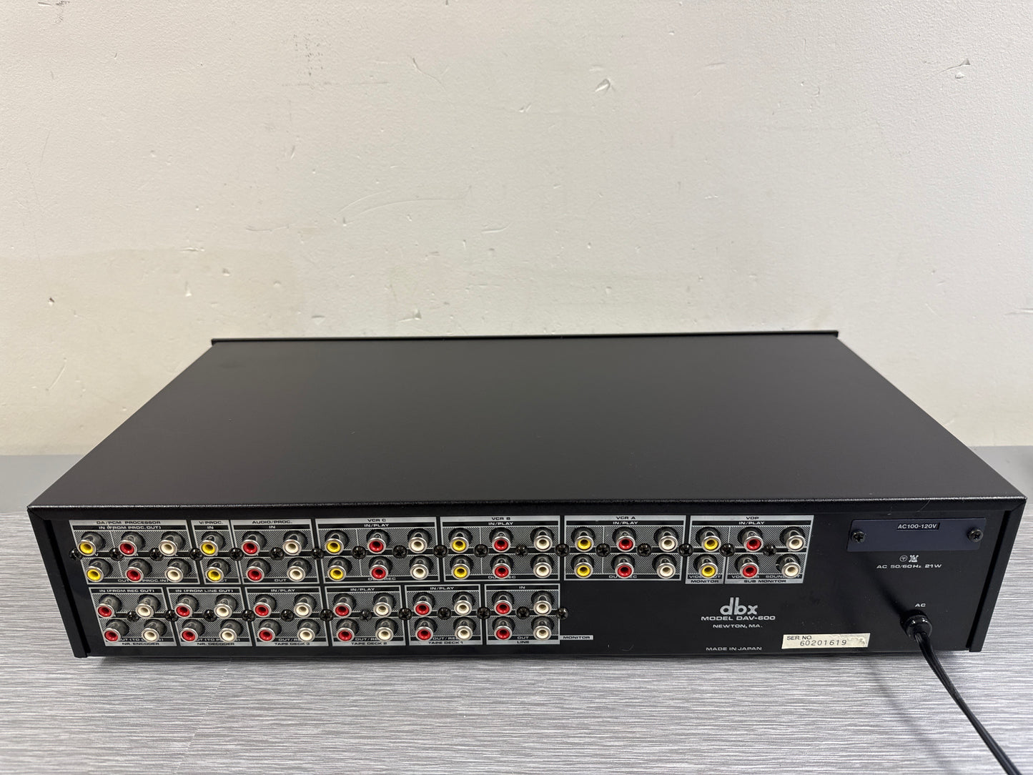 DBX Model DAV-600 Audio/Video Program Route Selector