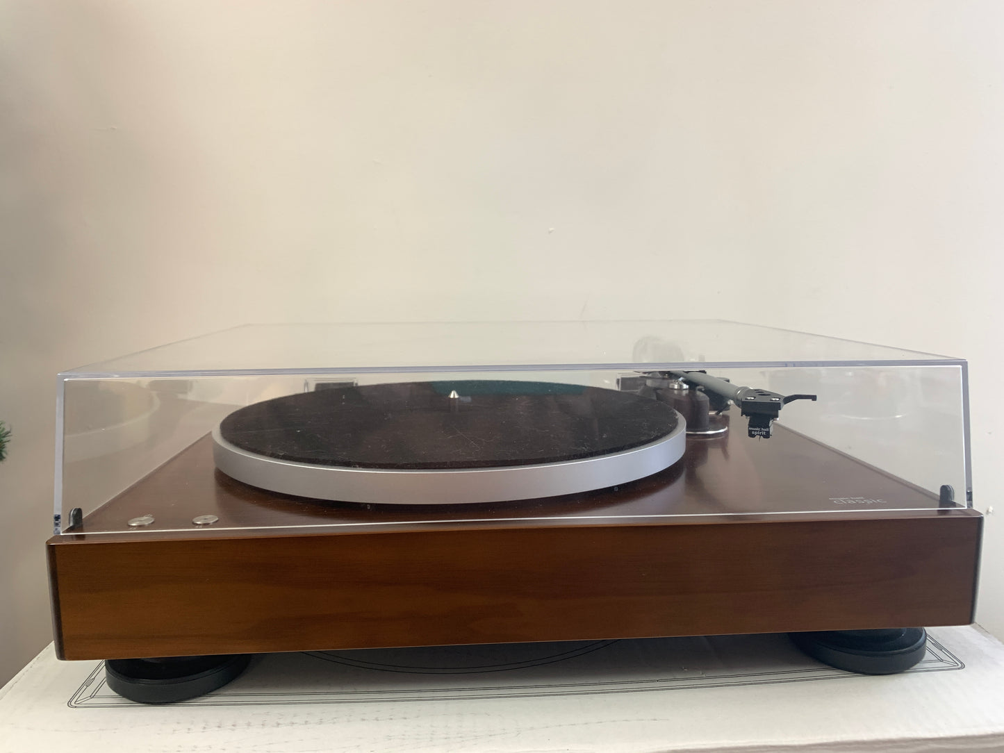 Music Hall Classic Turntable * box