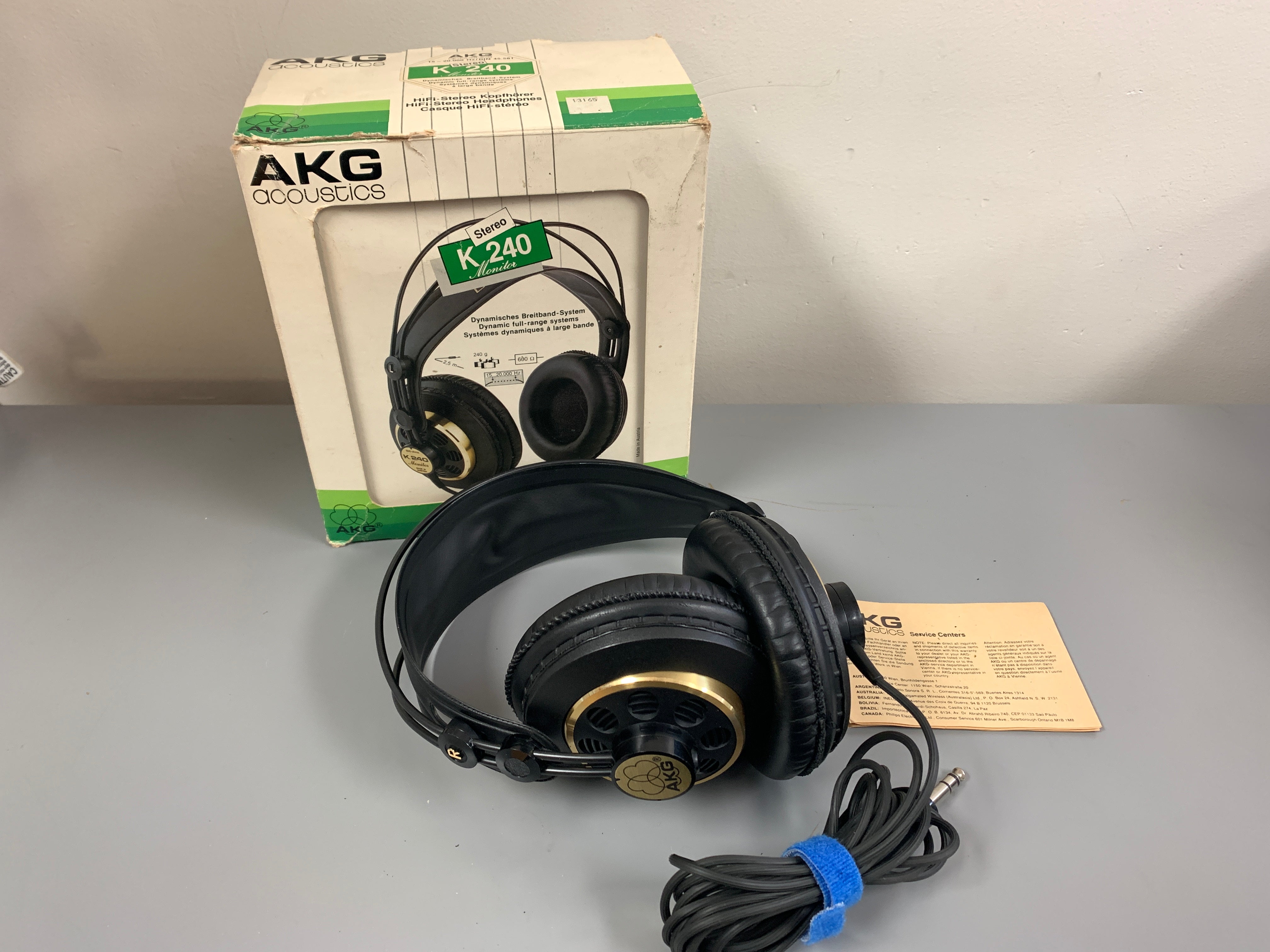 AKG K240 Headphones * box