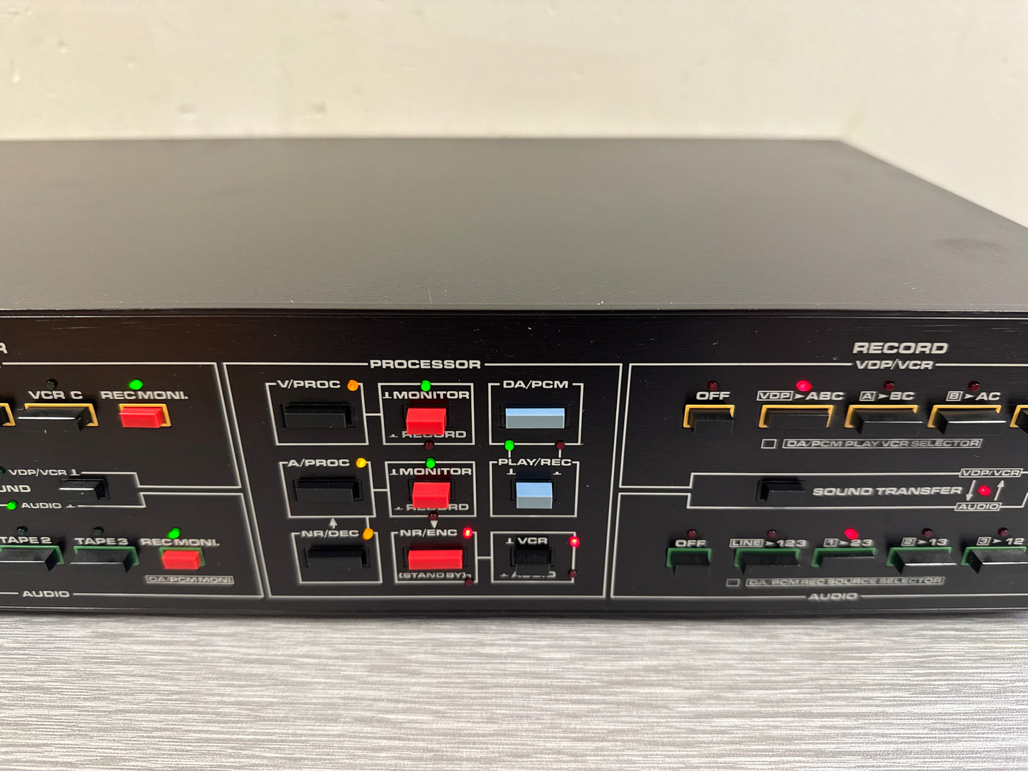 DBX Model DAV-600 Audio/Video Program Route Selector