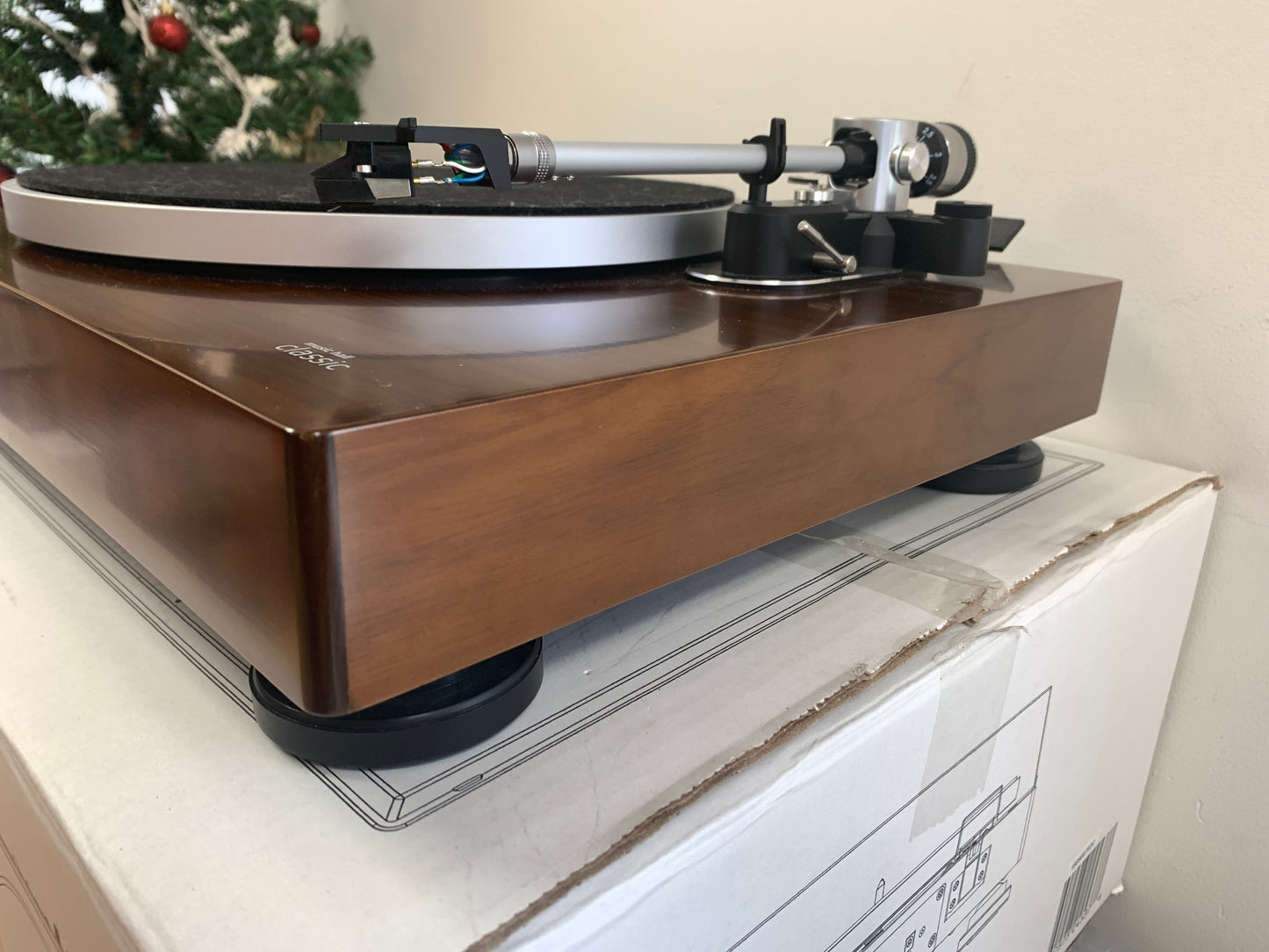 Music Hall Classic Turntable * box