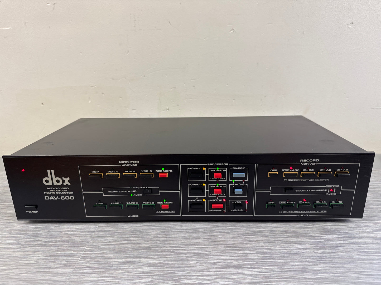 DBX Model DAV-600 Audio/Video Program Route Selector