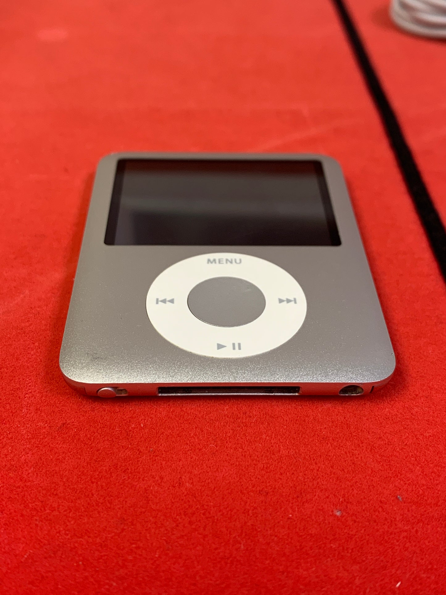 iPod Nano 3rd Generation 4GB Silver w/ Cord & Block