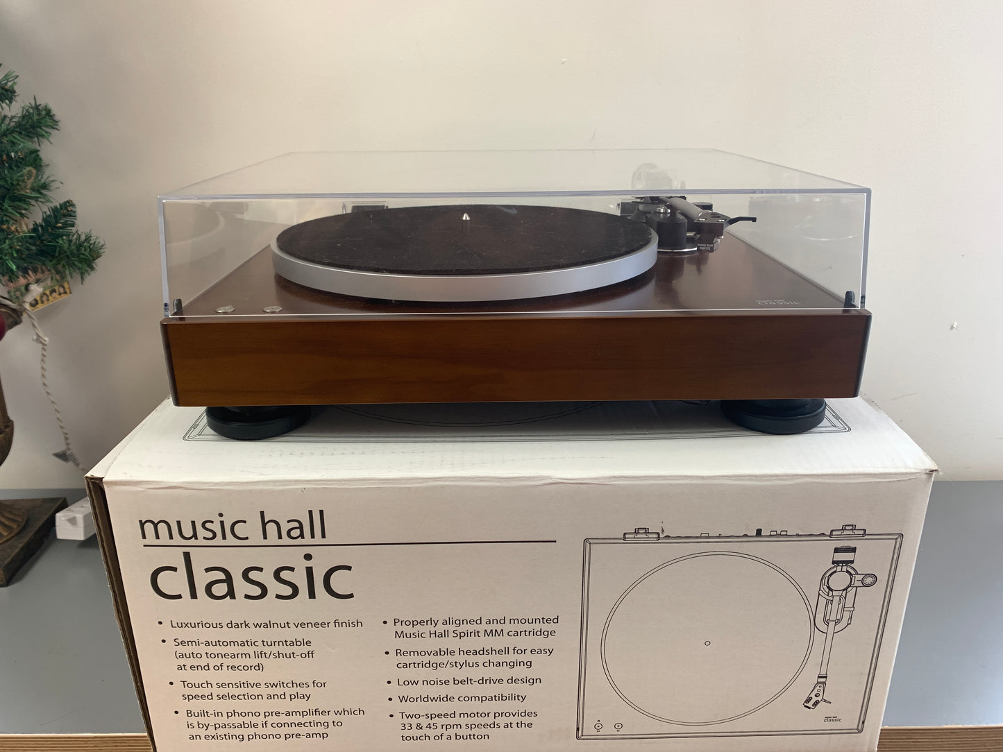 Music Hall Classic Turntable * box