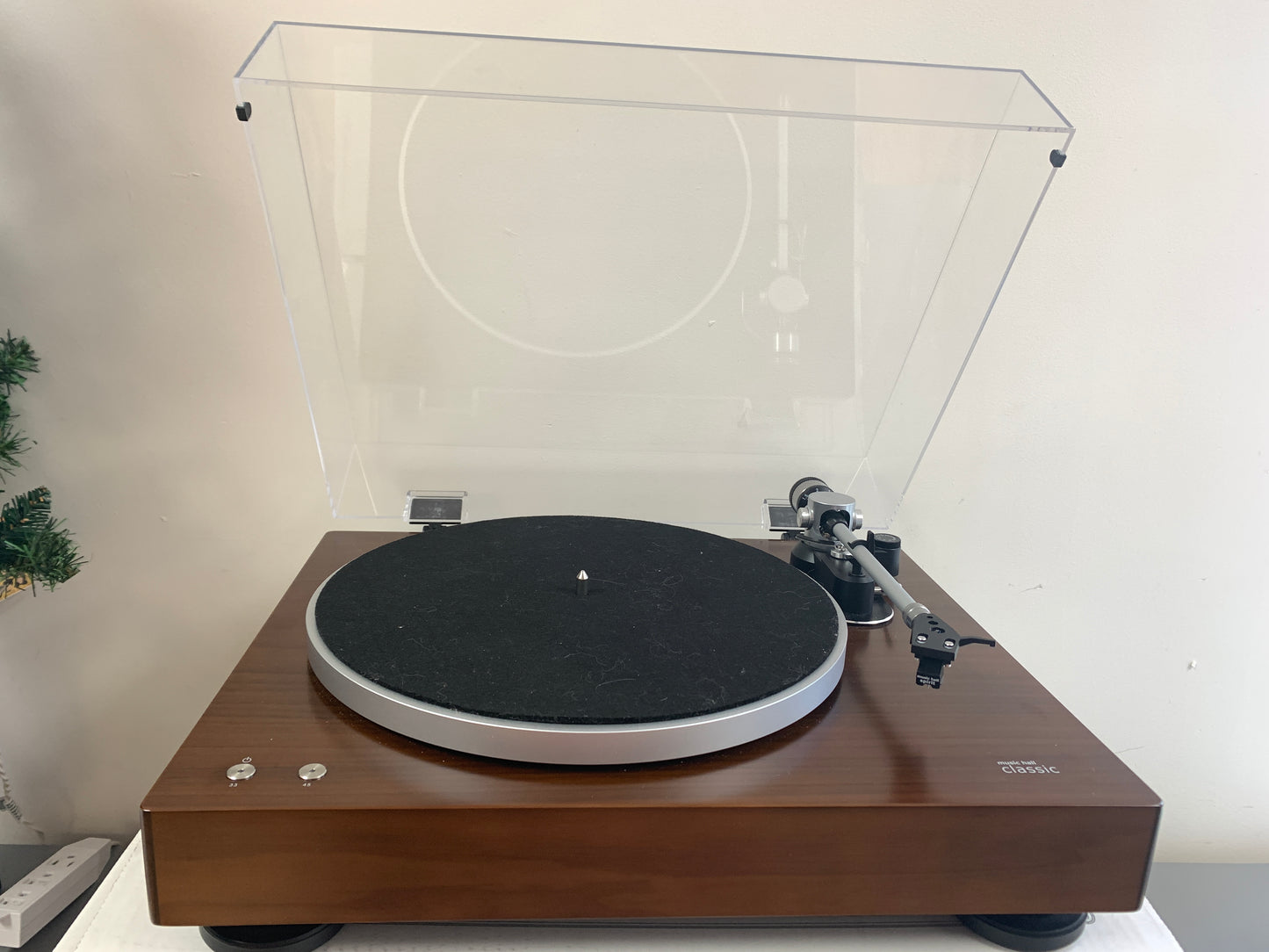 Music Hall Classic Turntable * box