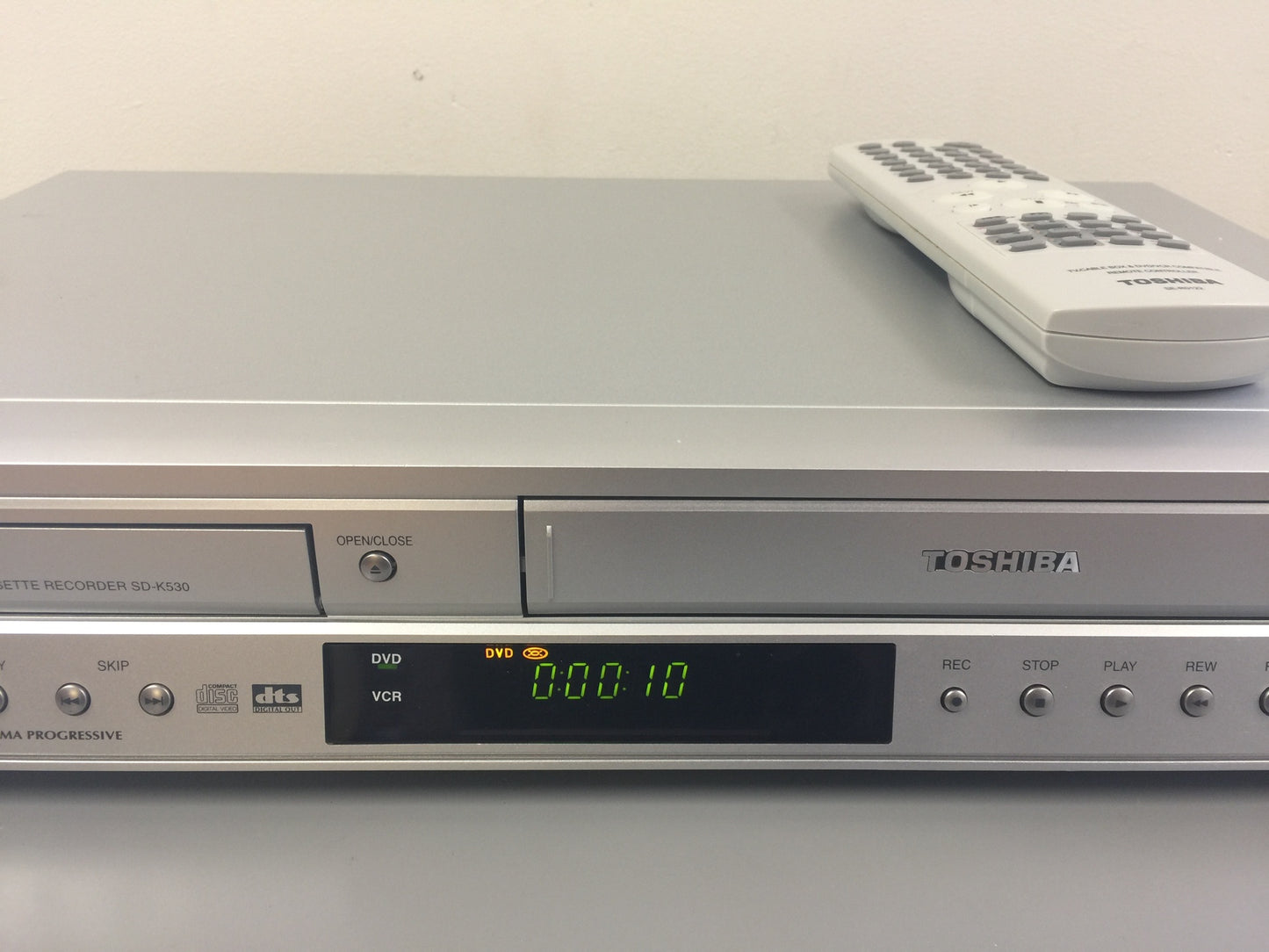 Toshiba SKD-530 DVD/VHS Player w/remote