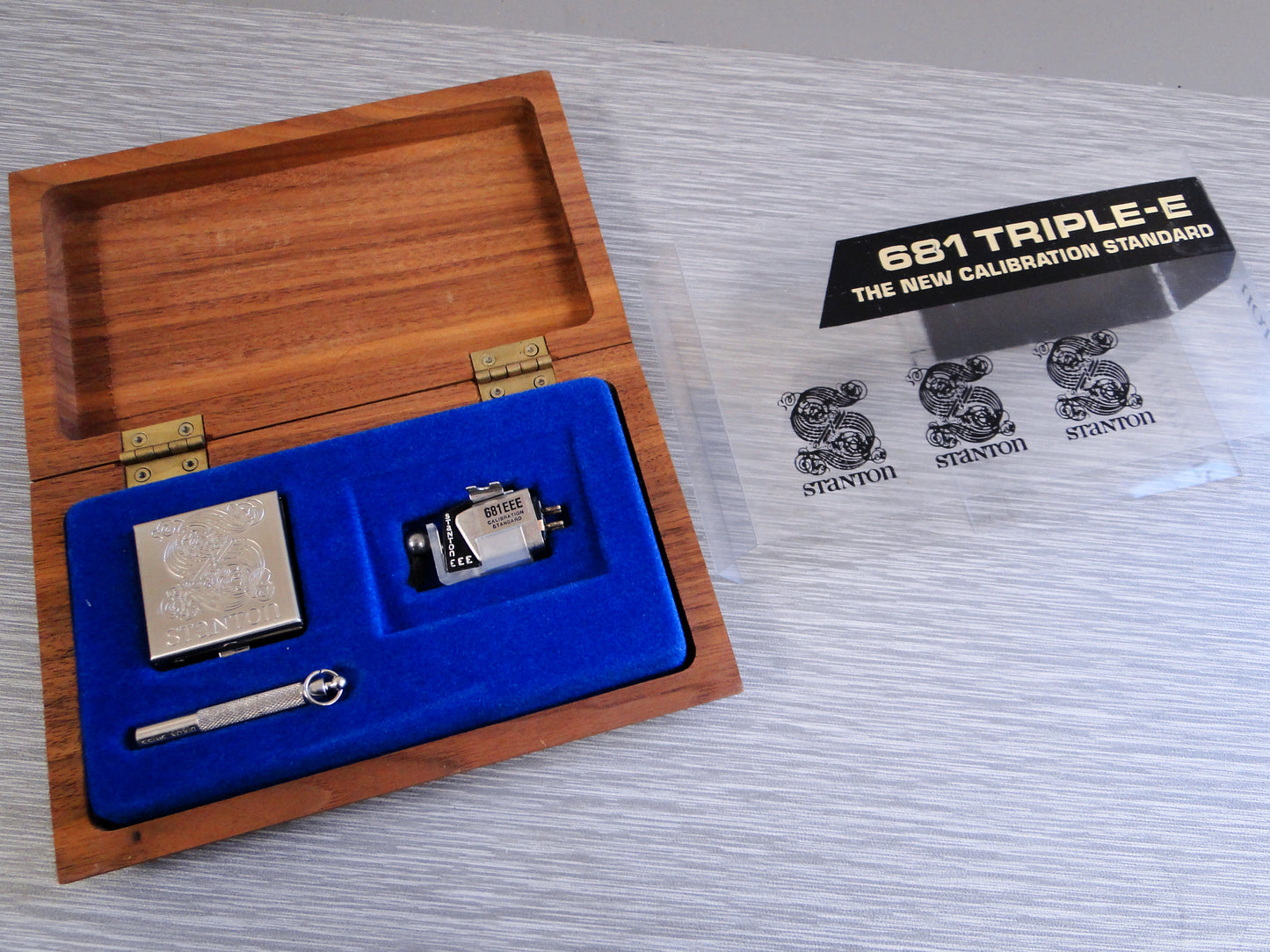 STANTON 681EEE CARTRIDGE AND GENUINE STANTON D6800EEE STYLUS IN SOLID WOOD CASE