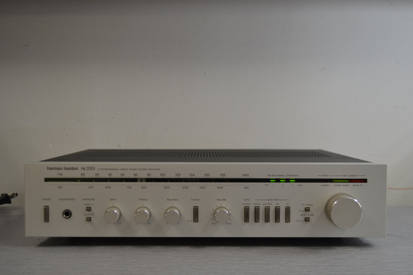 Harman Kardon HK330i Stereo Receiver  * 20W RMS * 1983