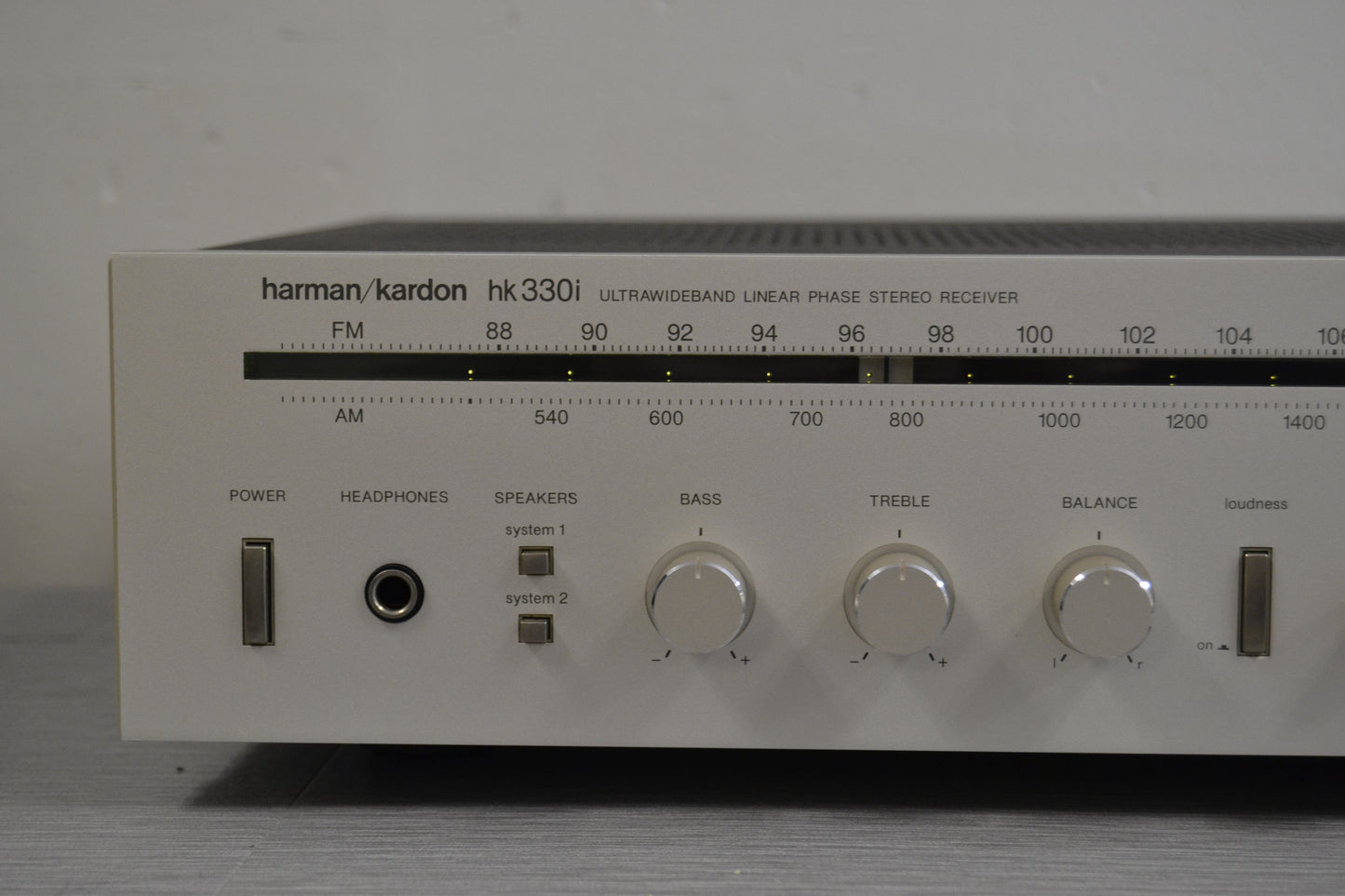 Harman Kardon HK330i Stereo Receiver  * 20W RMS * 1983