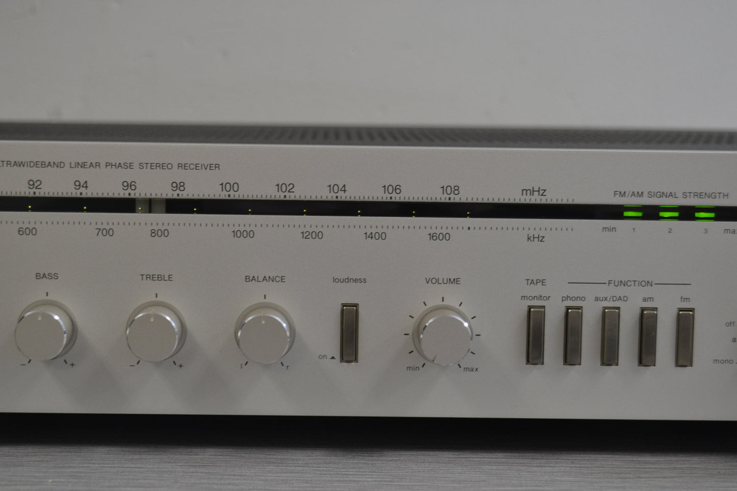 Harman Kardon HK330i Stereo Receiver  * 20W RMS * 1983