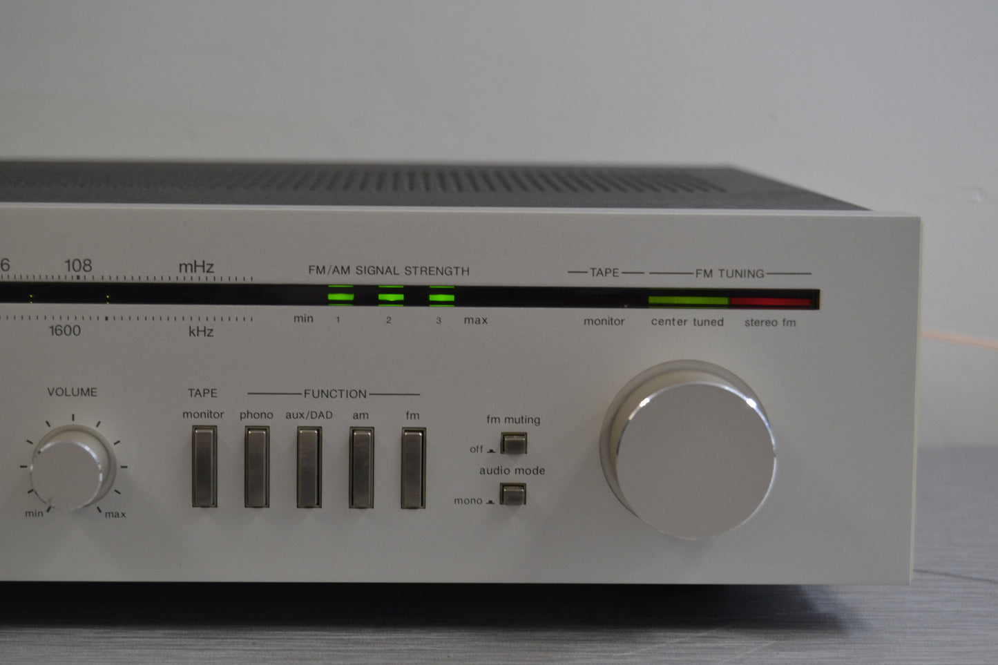 Harman Kardon HK330i Stereo Receiver  * 20W RMS * 1983