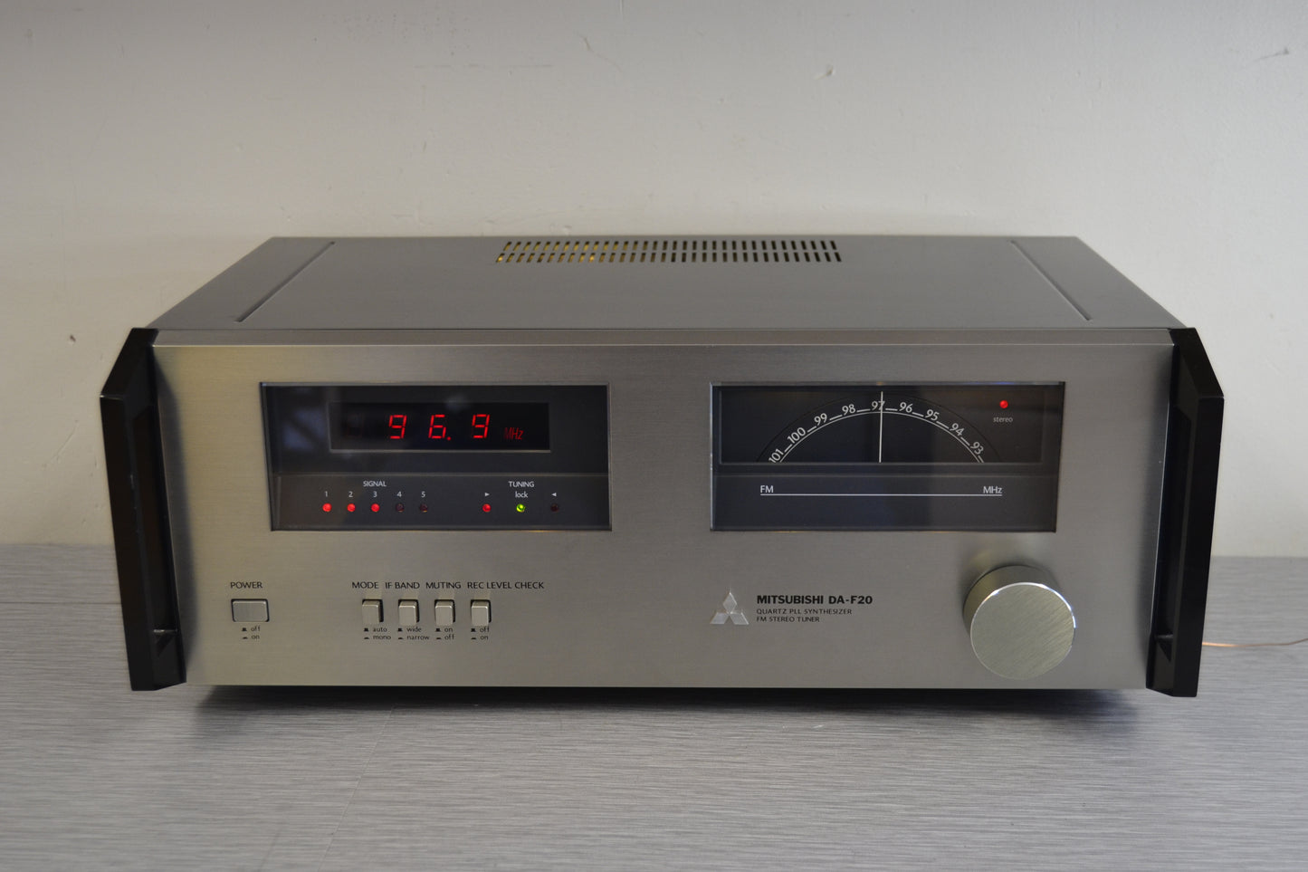 Mitsubishi DA-F20 Stereo Tuner