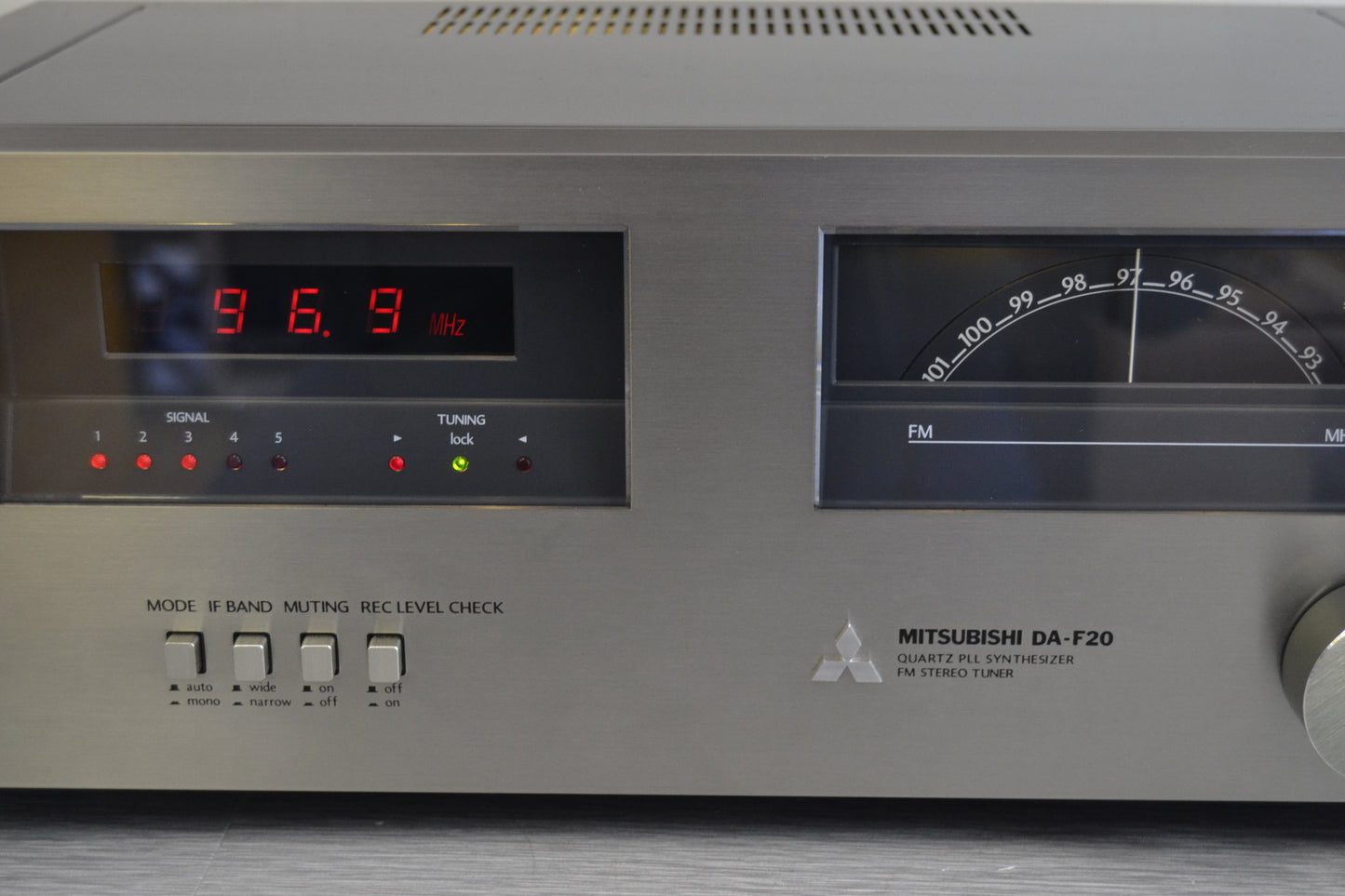 Mitsubishi DA-F20 Stereo Tuner