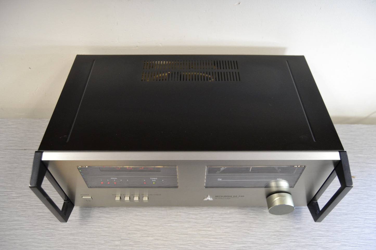 Mitsubishi DA-F20 Stereo Tuner