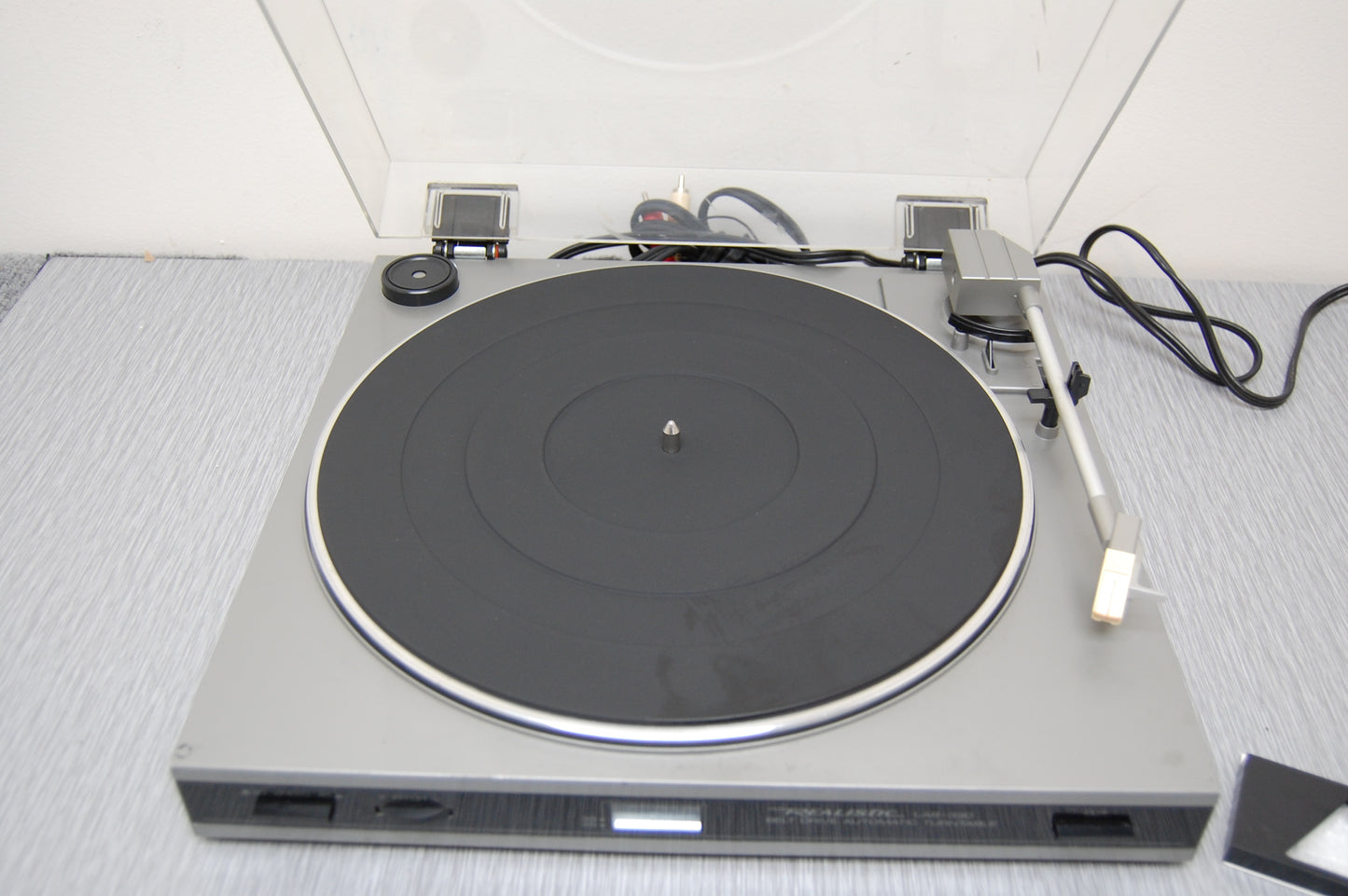 Realistic LAB330 Turntable * Built-in Preamplifier