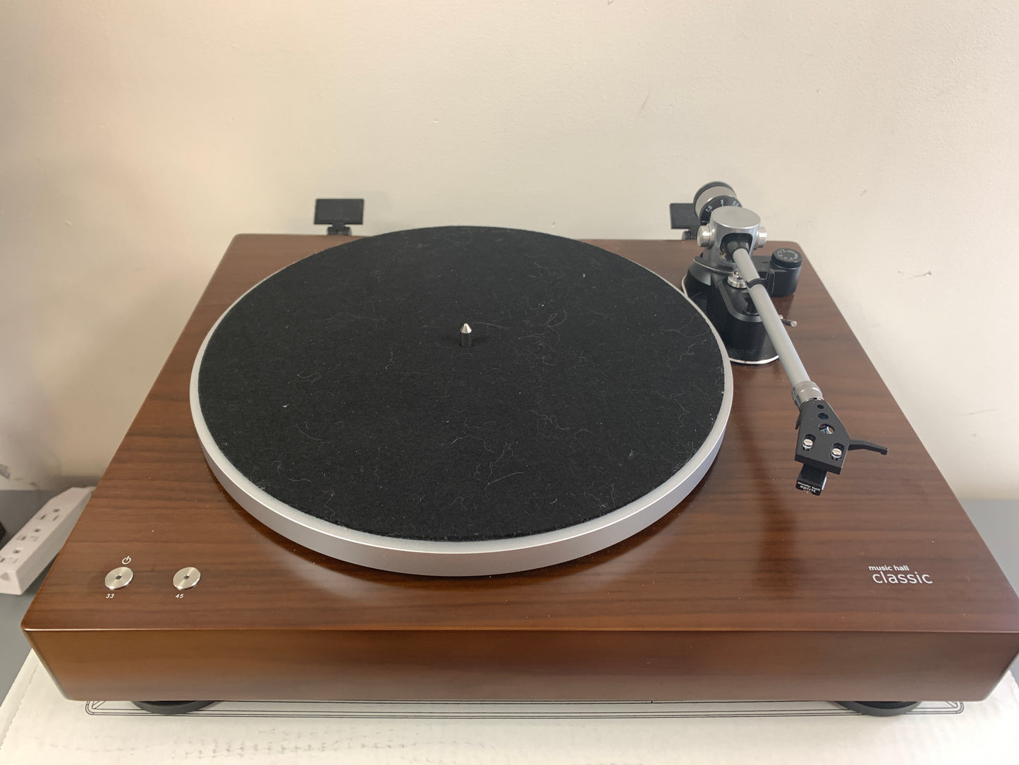 Music Hall Classic Turntable * box