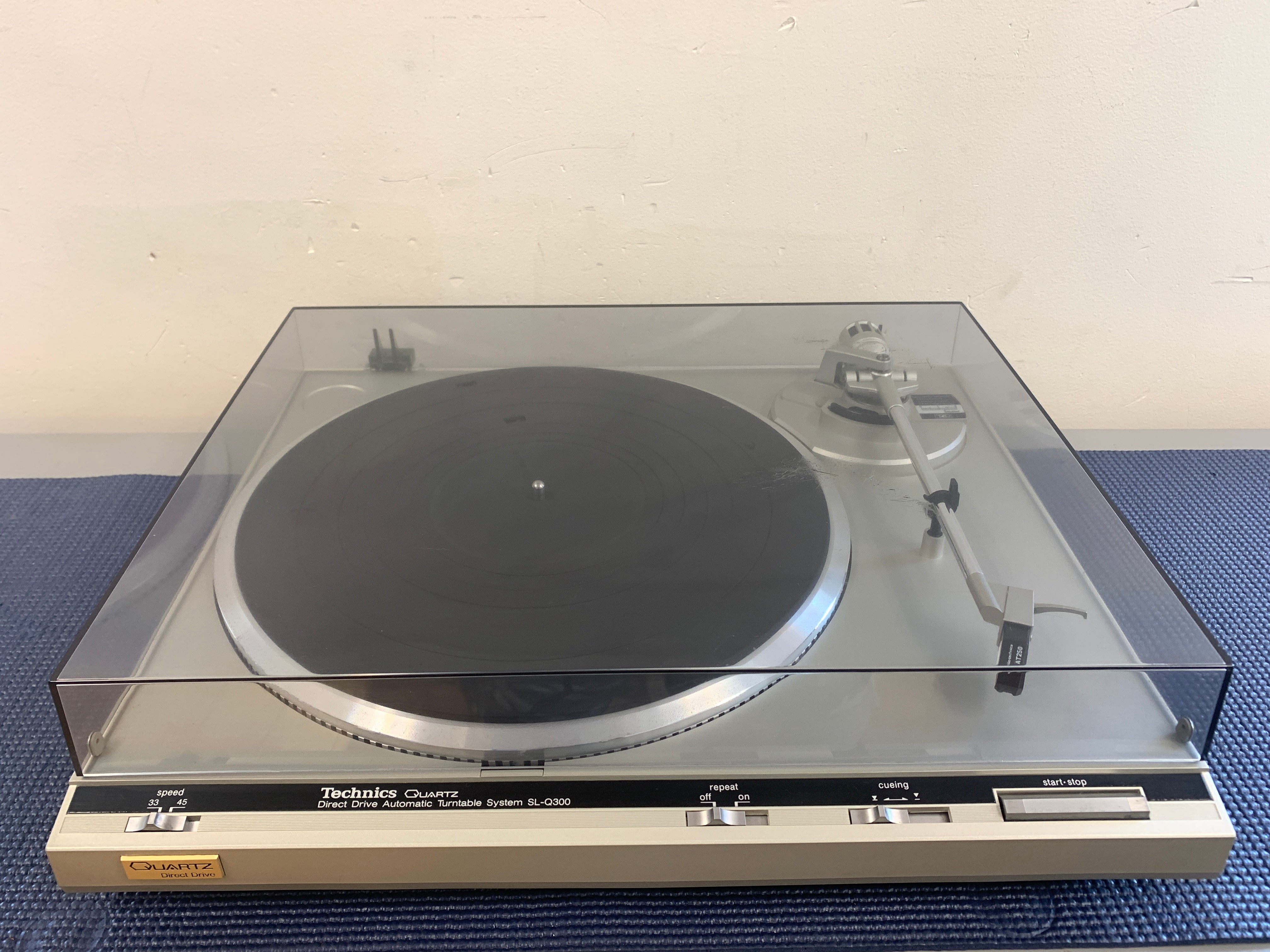 TECHNICS SL-Q300 DIRECT DRIVE QUARTZ AUTOMATIC TURNTABLE - Tested top & Spins!