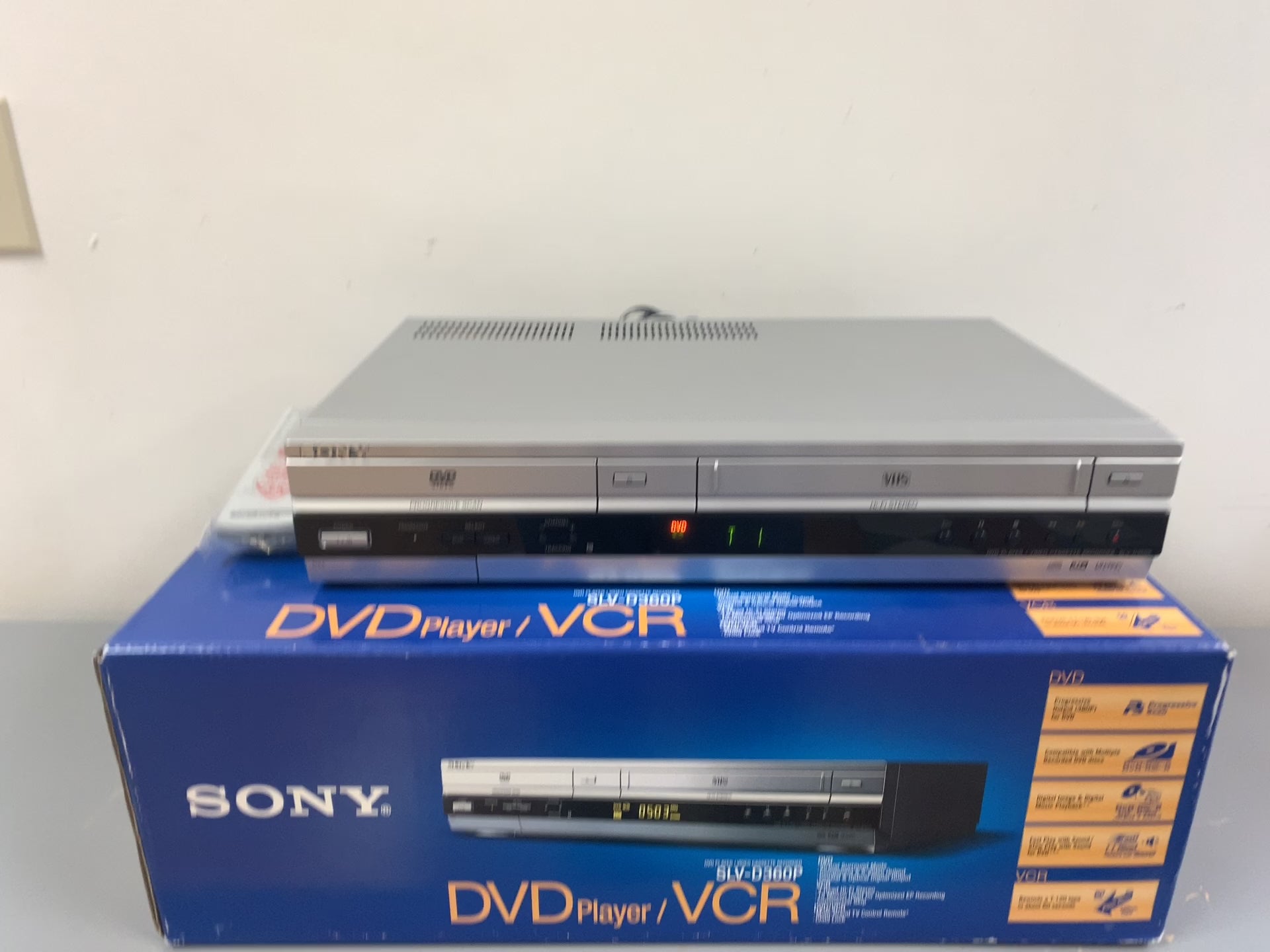 Sony SLV-D261P DVD VHS popular Combo Player VCR Recorder Remote & 10 Pack Tapes Tested